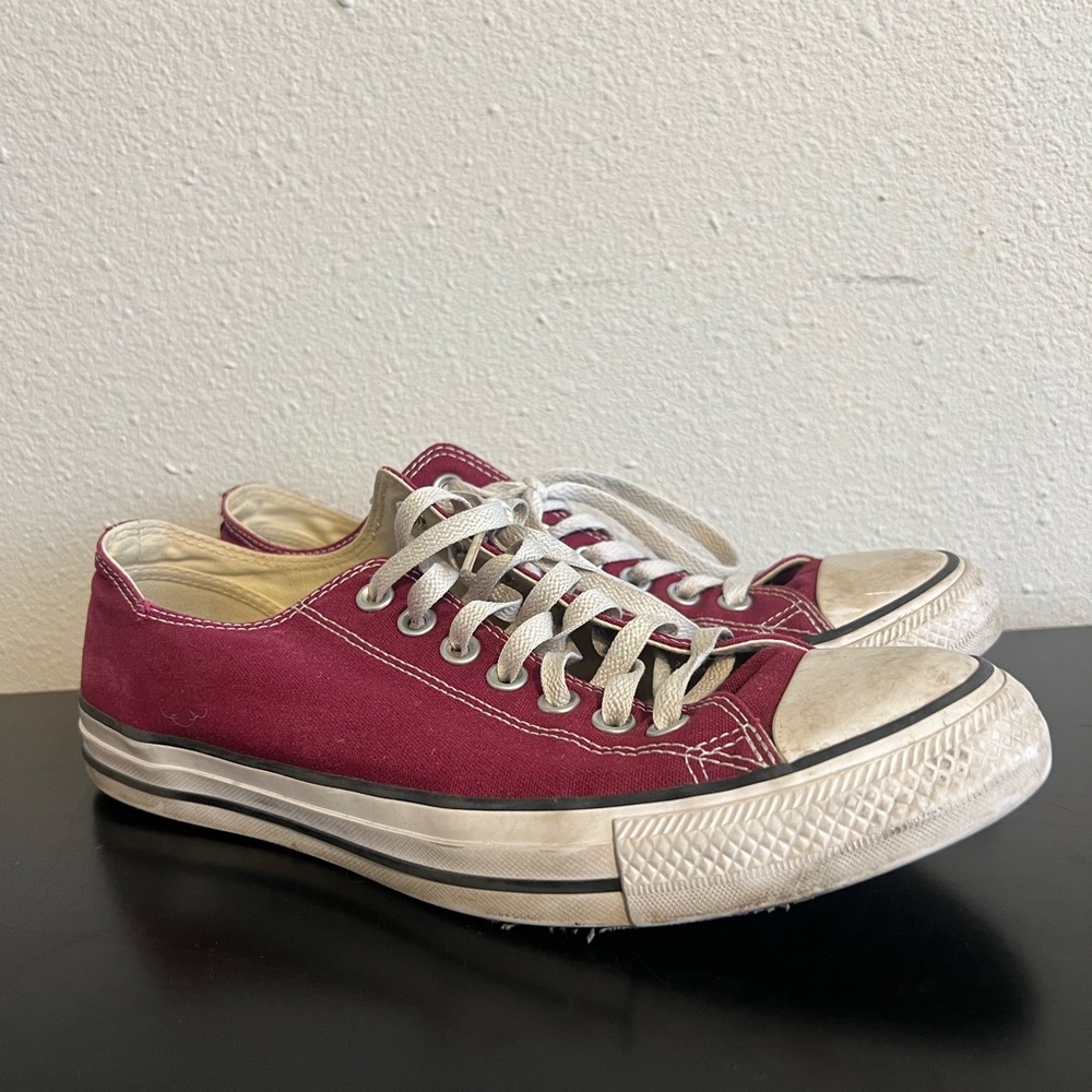 ConverseAll-Star Chuck Taylor Low Top Size 9M / 11W